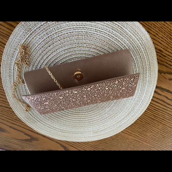 Dusty rose clutch purse with chain shoulder strap. Elegant and convenient! - Picture 2 of 2